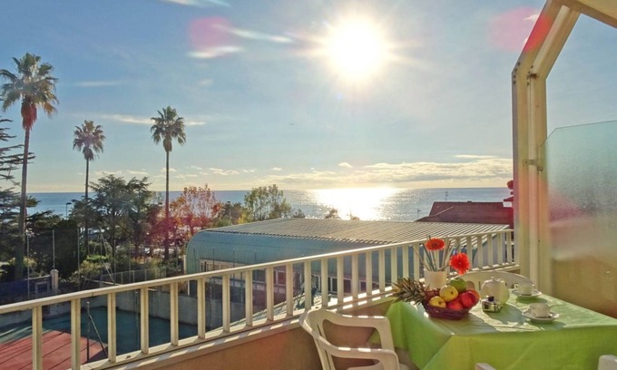 Santo Stefano al Mare Apartamento | One-room flat with balcony and sea view 50 metres from the sea
