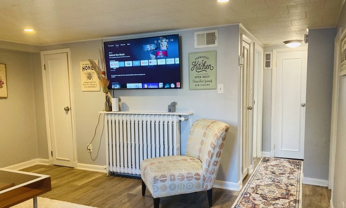 Nauck Apartamento | One Small House on Nelson mins to Interstate & walking distance to public transp