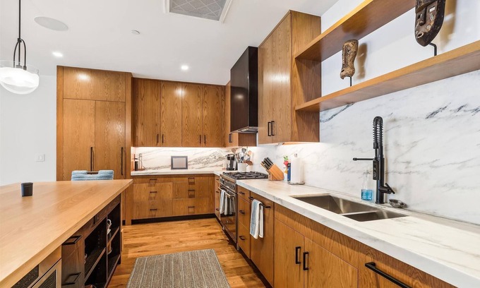 Stowe Area Casa | One Spruce Peak: 4 br, ski-in/ski-out, fireplace, a/c, community pool and hot tub!