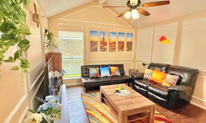 West Arlington Casa | One Story Easy Accessible Fun Home by the Stadiums
