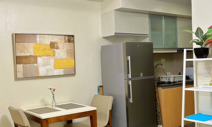 Guadalupe Nuevo Apartamento | One Uptown Residence BGC 1BR, Netflix, w/pool use, fast WiFi