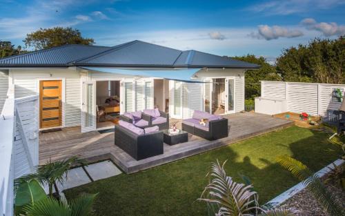 Oneroa Casa | Oneroa Village, in Waiheke Centre - Be My Guest