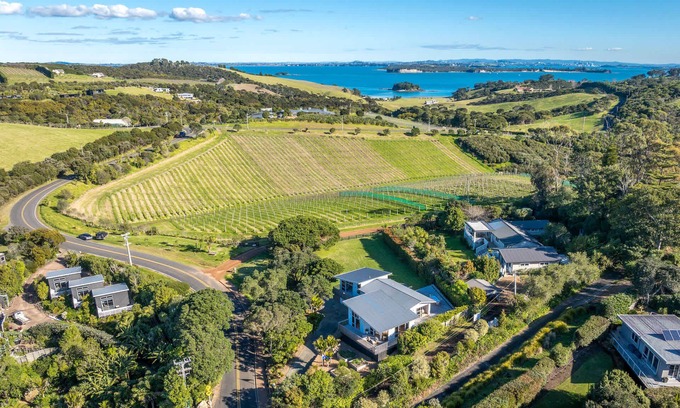 Oneroa Casa | Oneroa Vines and Views - Stay Waiheke
