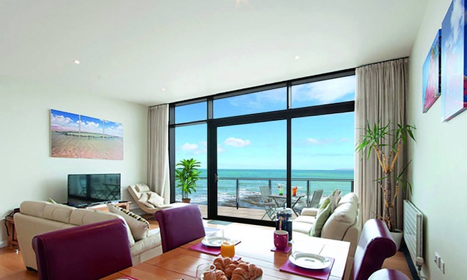 Westleigh Apartamento | Only 1 of 2 flats in Horizon View offering top floor and 6 windows onto the sea