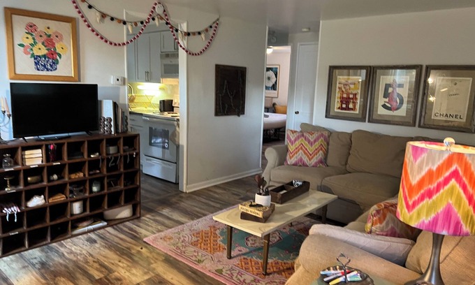 South Bend Casa | Luck o' the Irish-charming cottage1000/night 2 mi from ND stadium. Pet Friendly!