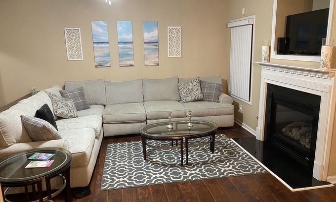 Lithonia Casa | Only 2 miles from shopping, banking, food, entertainment,15 to downtown Atlanta