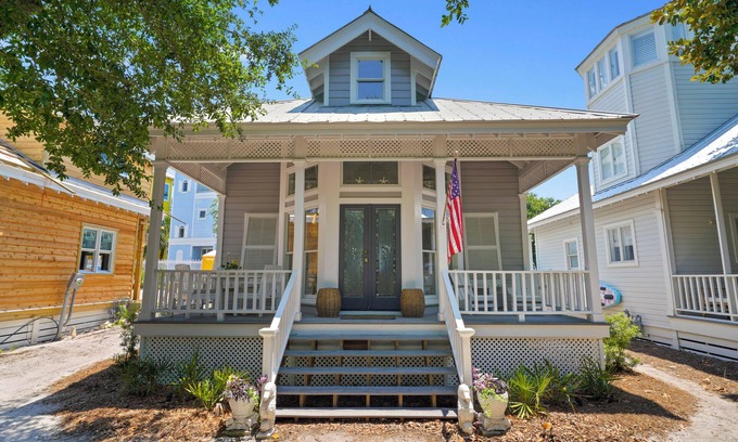 Seaside Casa | Only 2 Min Walk to Seaside Private Beaches! Renovated home + 2 Adult Bikes!