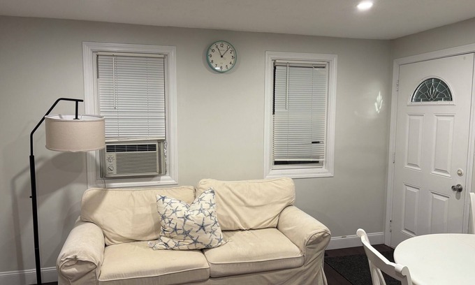Weymouth Apartamento | Only 20 minutes from boston/Guesthouse right off the exit , close to everything