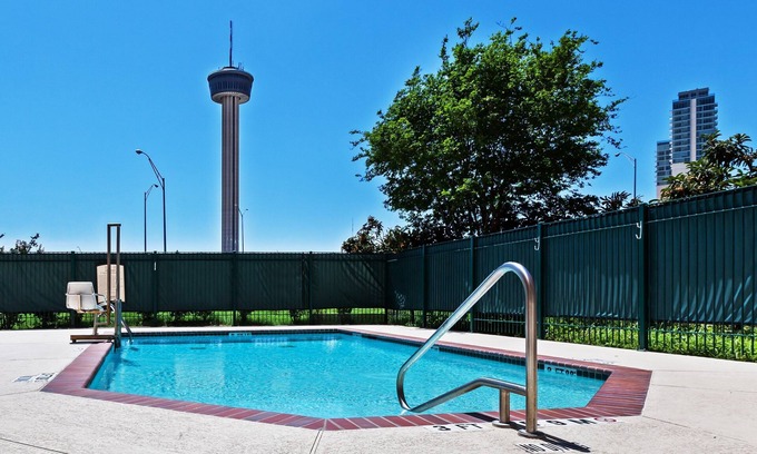 St. Paul Square Condominio | A solo 3 cuadras del Centro de Convenciones González | Piscina al aire libre + ducha adaptada