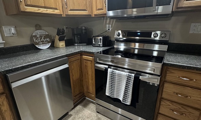Williamstown Casa | Only 5 miles from the ark with pool 14 beds.