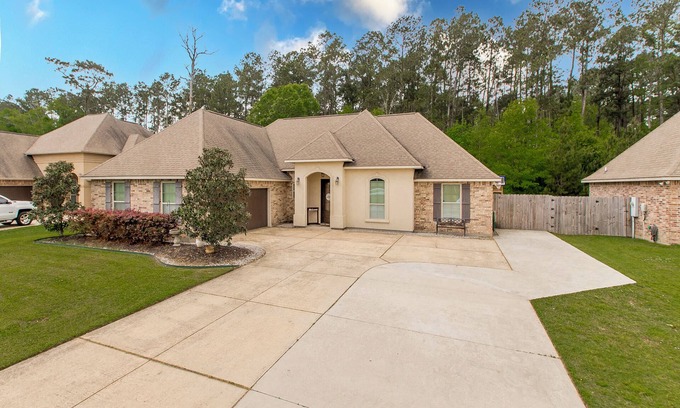 Hammond Casa | Only minutes from Chappapeela Sports Park and the Hammond Regional Airport.