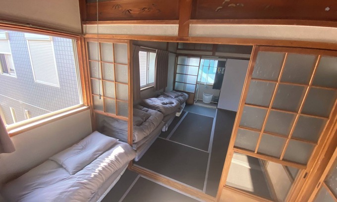 Ibaraki Apartamento | Only one apartment is available for rent per day. Located on the second floor of a fashionable café, it is a quiet place to live and relax. Excellent access to Osaka and Kyoto