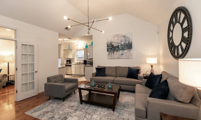 Memphis Casa | Only rental home with standby generator!Immaculate home quick drive to Downtown.