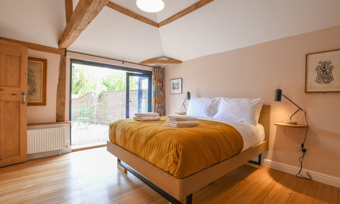 Sotherton Cabaña | ONNA'S STABLE, SOTHERTON, pet friendly, with open fire in Halesworth