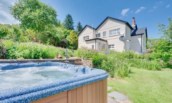 Trecastle Casa | Onnen Fawr Farmhouse