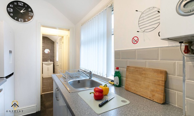Stoke-on-Trent Casa | OnPoint Apartments Spacious 4 Bed House