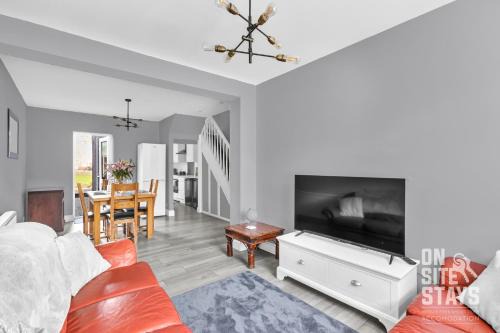 Christchurch Casa | OnSiteStays - Large 3 bedroom, 2 bathroom, driveway, Garden, Sleeps 6 Comfortably