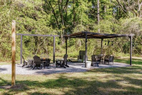 Williston Casa | Onyx Oasis - Devils Den - Huge Yard & Pet Friendly - Sleeps 5