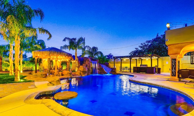 Las Vegas Casa | OO Urban Oasis 9BD/8BA Villa Near Vegas Strip-3.4mi
