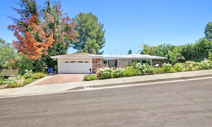 Woodland Hills Casa | Open & airy, mid-century ranch home with views!