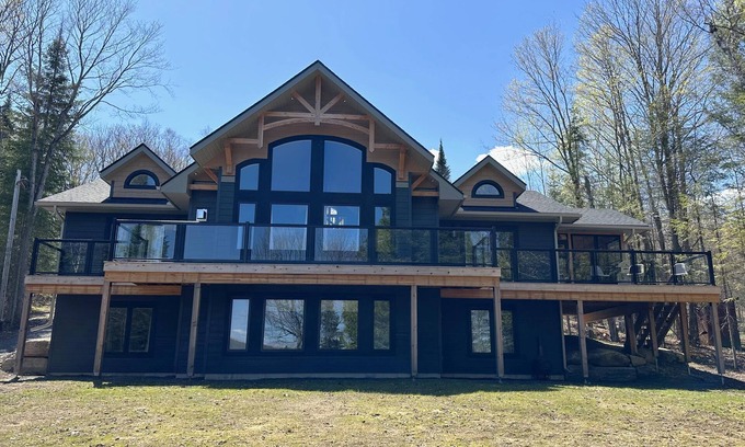 Minden Cabaña | Open and airy space overlooking Horseshoe Lake