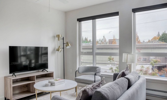 West Woodland Apartamento | Open Ballard Studio w/ Lounge & W/D, nr Dining & Bars, by Blueground