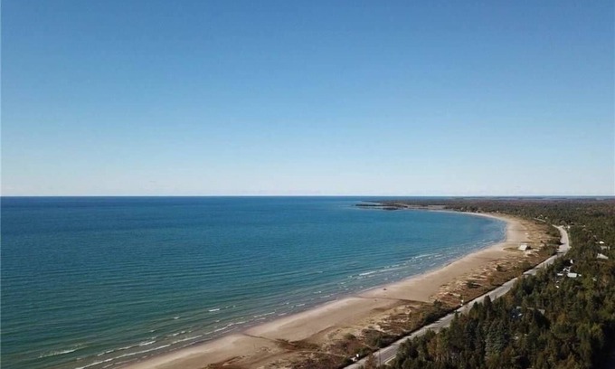 Sauble Beach Cabaña | Open Concept 2 Bedroom Cottage Close To The Beach