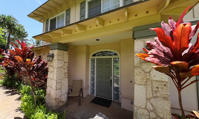 Ko Olina Casa | Casa de concepto abierto con piscina compartida, bañera de hidromasaje y acceso a la playa en una comunidad cerrada