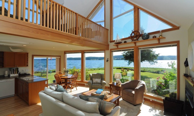 Union Bay Casa | Open Design West Coast Home en 1600 pies de la línea de costa privada
