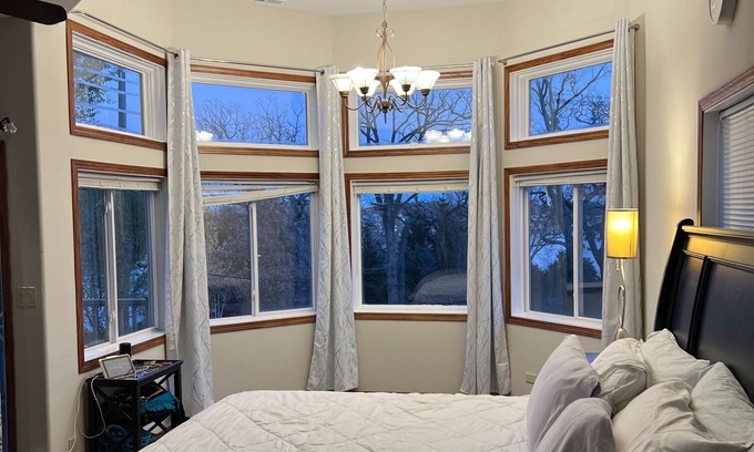 Mundelein Casa | Roomy, cozy Diamond Lakefront Home. Big Enough friends/family to be comfortable.