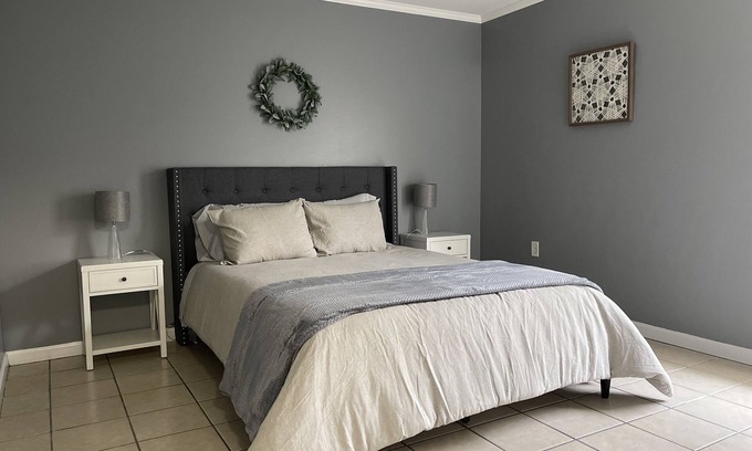 Gray Apartamento | Open Floor Plan. Very Spacious 2 Bedroom Apt.