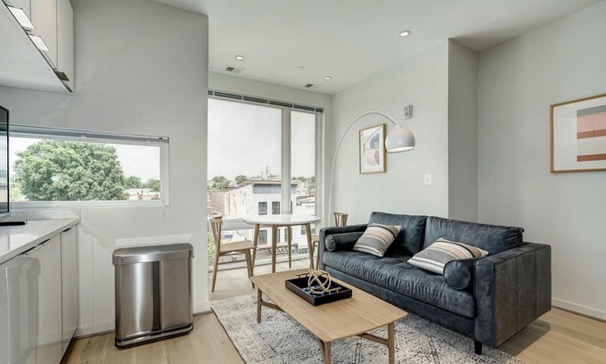 H Street Corridor Apartamento | Open H Street 1BR w/ W/D, nr Bus Stops & Dining, by Blueground