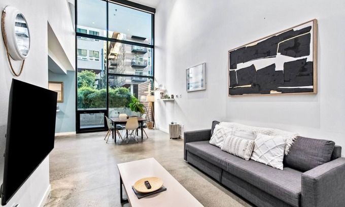 Downtown Apartamento | Open Loft in Redmond Core - 92 Walkscore