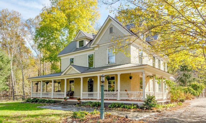 Hot Springs Casa | Open! One of a Kind Hot Springs Home! Creek and Hot Tub! Gather together!