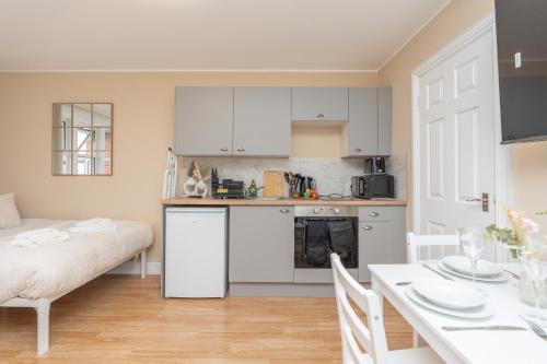 Bournemouth Apartamento | Open Mind Property - Studio for 4 Guests - Parking