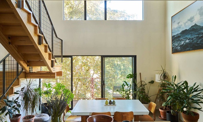 Richmond Apartamento | Open plan 2 story corner loft on Division Street. 2 balconies, beautiful views!