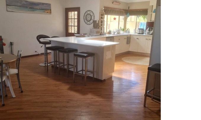 Esperance Casa | Open plan large home with outdoor patio and kitchen area