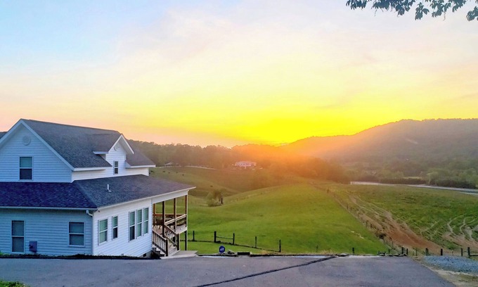 Fletcher Casa | OPEN! *POWER&WATER* Mountain Views & Tranquil Surroundings. Hot Tub!