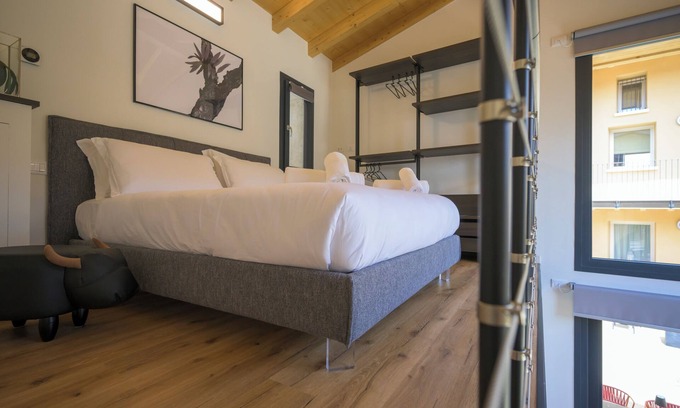 Crociale Apartamento | Open space on two floors in detached cottage in ancient medieval courtyard