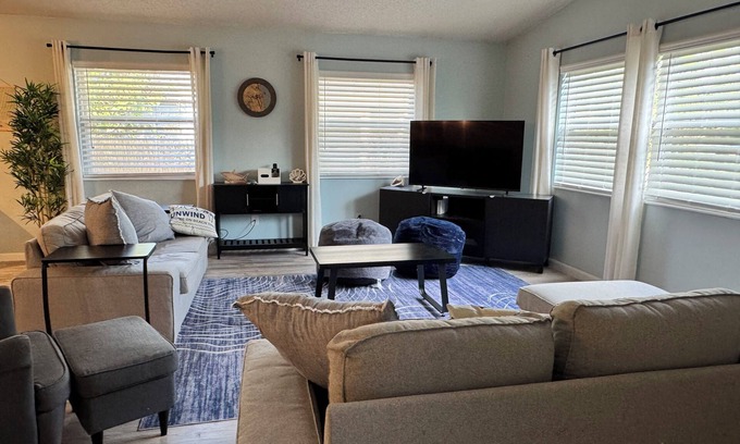 Jacksonville Beach Casa | Open, Spacious 4-bedroom house a short walk from the water in Jacksonville Beach