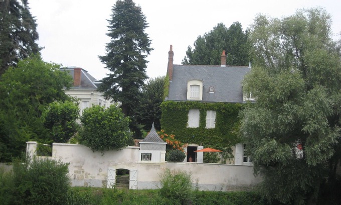 Noyers-sur-Cher Casa | Opposite the Château de St Aignan, large, historic, charming house, sleeps 14.