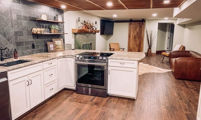 Monroe Apartamento | [Optional Hot Tub] Farmhouse style apartment - newly renovated