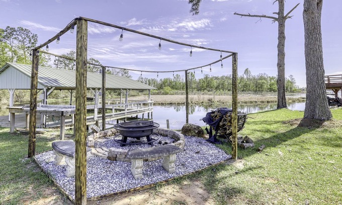 Donalsonville Casa | Opulence | Blue Lake House with Fire Pit