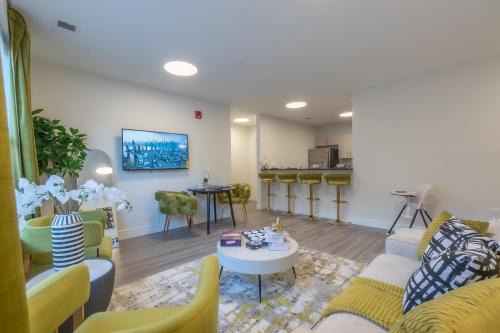 Orange Apartamento | Opulence in Olive with Free Parking, 2 BR 2 baths Suite, 5 beds and Sleeps 8