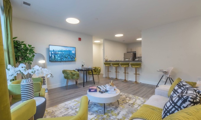 Orange Apartamento | Opulence n Olive ~ 4bath, 10 beds+Park 2 cars FREE