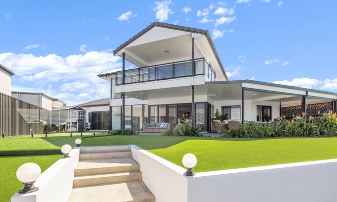 Banksia Beach Casa | Opulent Canal-Front Retreat