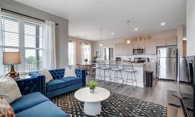 Columbus Apartamento | Opulent Corner 2BR Near OSU w/Garage Parking!