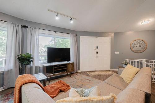 Woodfield Casa | Opulent Octagonal Oasis with Spiral Stairs-Minutes to Base