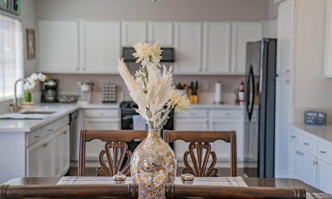 Avondale Casa | Opuluxe Luxe Home 8 min to Airport Sleeps 12