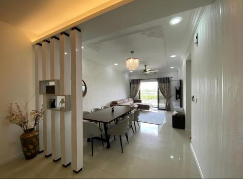 Bukit Jelutong Apartamento | Orak Villa Homestay at Suria Residence
